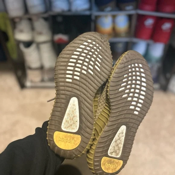 Size which will fit a women's Yeezy Earth